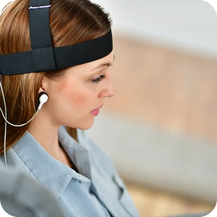 Person training their memory with neurofeedback on screen